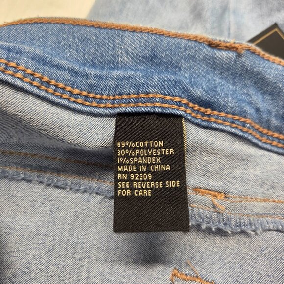 DG2 by Diane Gilman 14 Light Wash Denim Blue Slight Flare Summer Capri Pants - Picture 11 of 12